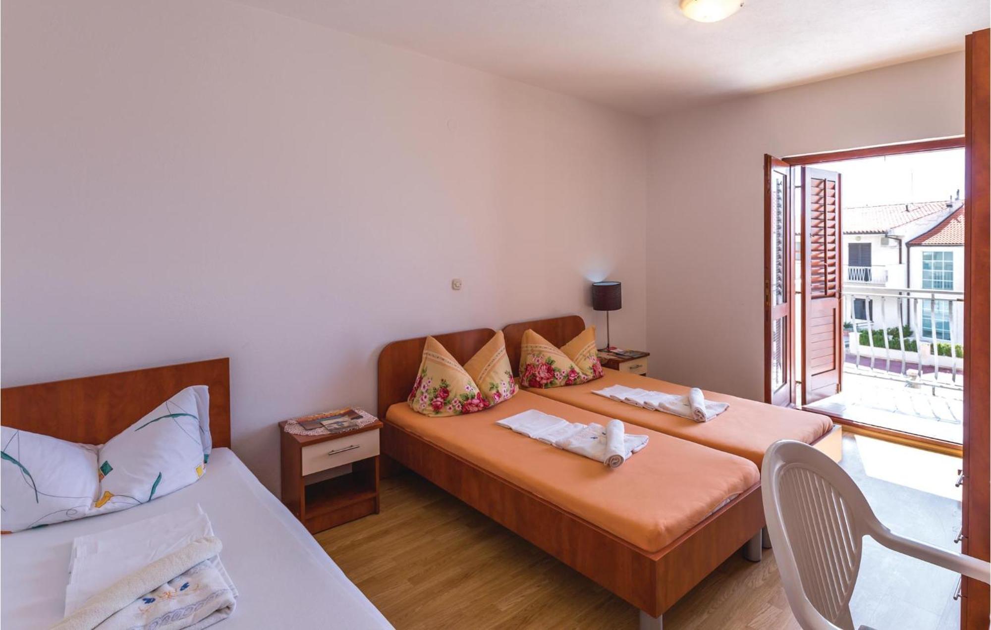 2 Bedroom Stunning Apartment In Makarska Exterior foto