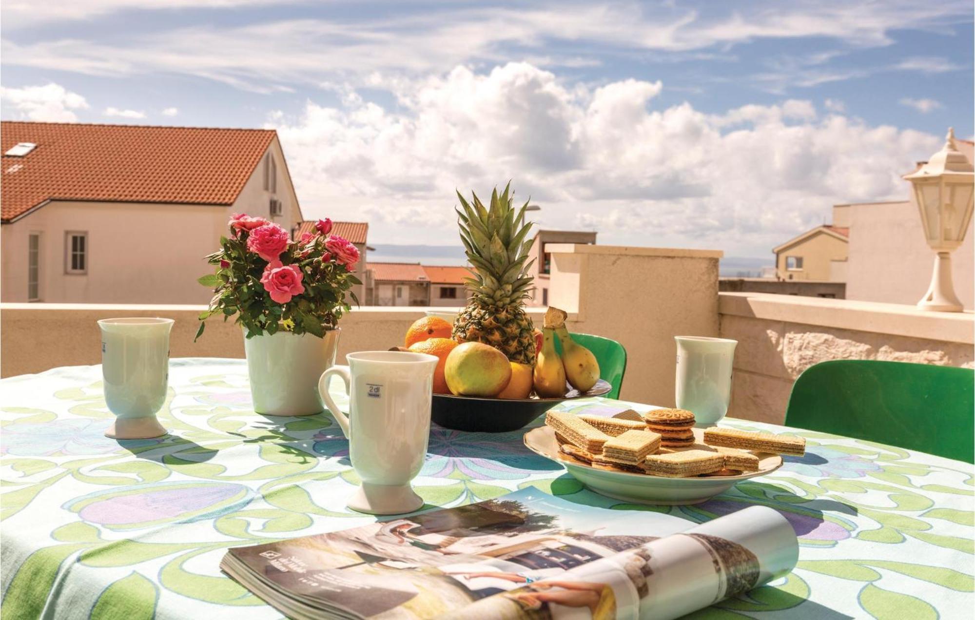 2 Bedroom Stunning Apartment In Makarska Exterior foto