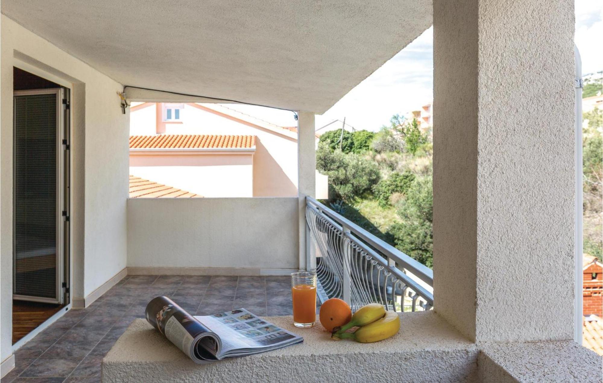 2 Bedroom Stunning Apartment In Makarska Exterior foto